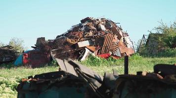 hoop van vodje ijzer. groot stapel van ondergeschikt rauw materialen. ijzer rauw materialen klaar voor recyclen. milieu vervuiling. verzameld vodje metaal. het schieten Aan de steadicam video