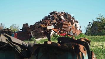 hoop van vodje ijzer. groot stapel van ondergeschikt rauw materialen. ijzer rauw materialen klaar voor recyclen. milieu vervuiling. verzameld vodje metaal. het schieten Aan de steadicam video