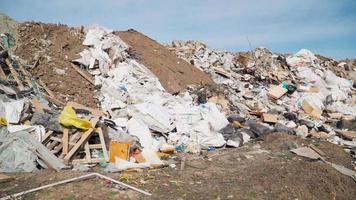 grandes montones de basura. botellas vacías, plástico en el basurero. desastre ecológico. contaminación ambiental. video