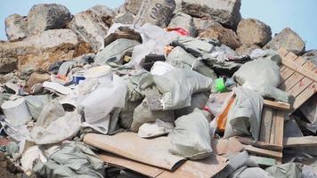grandes montones de basura. botellas vacías, plástico en el basurero. desastre ecológico. contaminación ambiental. video