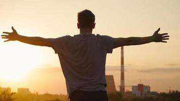 silhouette di un' uomo praticante yoga su il sfondo di un' bellissimo tramonto. lento movimento video