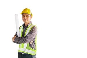 hombre de negocios asiático ingeniero de la construcción mantenga blueprint papel aislado sobre fondo blanco. foto