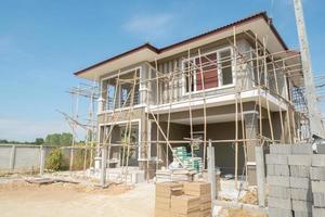 construcción residencial nueva casa en progreso en el sitio de construcción foto