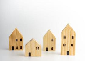 casas en miniatura de madera sobre fondo blanco. foto