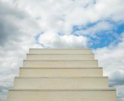 escalera blanca del éxito con un fondo de cielo foto