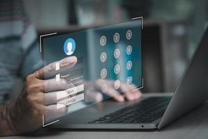 hombre que usa una computadora portátil y se registra o inicia sesión en la pantalla táctil virtual de contraseña de nombre de usuario. foto