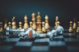 ideas de estrategia y planificación empresarial. ajedrez de oro en el tablero. foto