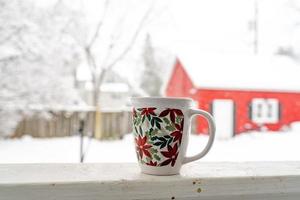 relajarse y tomar café o té, las tazas de café en un día de nieve, en el balcón. concepto de relajación. fondo borroso de hermoso. foto