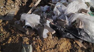 große Müllberge. leere Flaschen, Plastik auf der Mülldeponie. ökologisches Desaster. Umweltverschmutzung. Aufnahmen mit Steadicam video