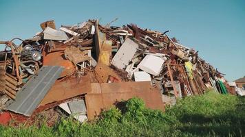 Haufen Schrott. großer Haufen sekundärer Rohstoffe. Eisenrohstoffe bereit zum Recycling. Umweltverschmutzung. Altmetall gesammelt. Aufnahmen mit der Steadicam video