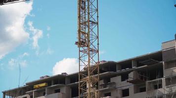 gran grúa de construcción industrial con un hermoso fondo de cielo nublado. desarrollo de la ciudad video