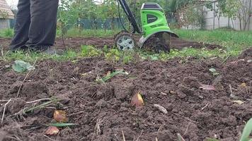 kyiv oblast, Ucraina - ottobre 02, 2022 coltivazione di letti con un' Manuale elettrico Coltivatore video