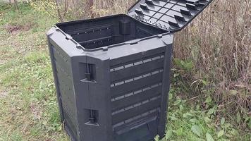 Kunststoffbehälter zur Herstellung und Lagerung von Kompost im Garten video