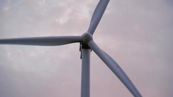 avvicinamento. rotazione di il lame di il mulino a vento. alternativa e rinnovabile energia. moderno tecnologia. verde elettricità concetto. video