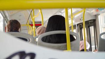 fermer. personnes à l'intérieur du bus des transports en commun. mains courantes pour tenir video
