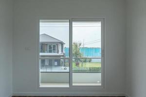 marco de ventana de vidrio interior de la casa en la pared blanca foto