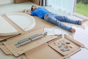 hombre montando muebles de mesa redonda blanca en casa foto