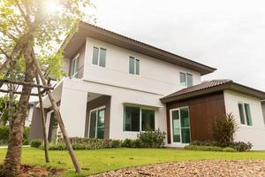 hermosa casa moderna exterior con hierba verde foto