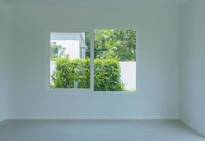 habitación vacía con marco de ventana de vidrio interior de la casa en la pared de hormigón foto