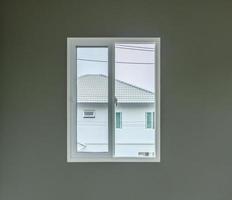 marco de ventana de vidrio interior de la casa en la pared blanca foto