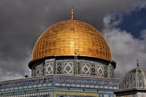 una vista de la cúpula de la roca en jerusalén foto