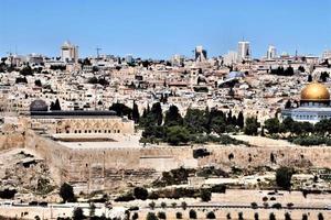 una vista de jerusalén desde el monte de los olivos foto