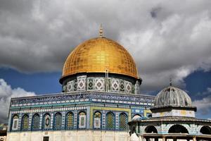 una vista de la cúpula de la roca en jerusalén foto