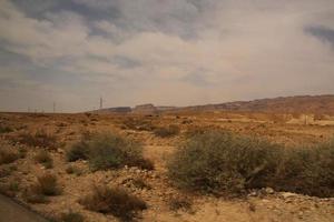 una vista de la fortaleza en la cima de la colina de massada en israel foto