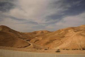 una vista del desierto de judea en israel foto