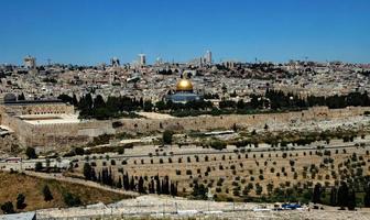 una vista de jerusalén desde el monte de los olivos foto