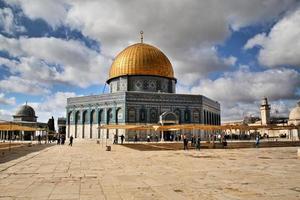 una vista de la cúpula de la roca en jerusalén foto