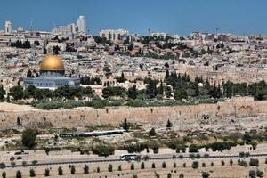 una vista de jerusalén desde el monte de los olivos foto