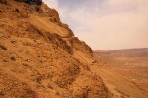 una vista de la fortaleza en la cima de la colina de massada en israel foto