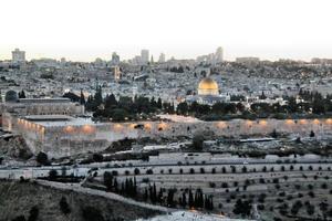 una puesta de sol sobre jerusalén desde el monte de los olivos foto