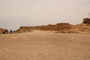 una vista de la fortaleza en la cima de la colina de massada en israel foto