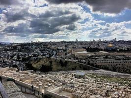una vista de jerusalén desde el monte de los olivos foto