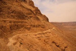 una vista de la fortaleza en la cima de la colina de massada en israel foto