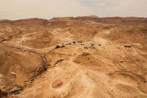 una vista de la fortaleza en la cima de la colina de massada en israel foto