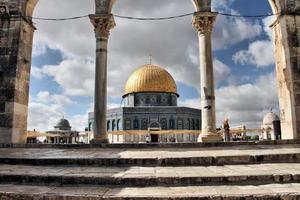 una vista de la cúpula de la roca en jerusalén foto