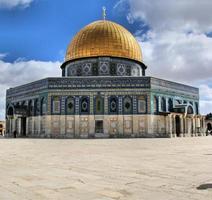 una vista de la cúpula de la roca en jerusalén foto