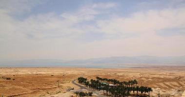 una vista de la fortaleza en la cima de la colina de massada en israel foto