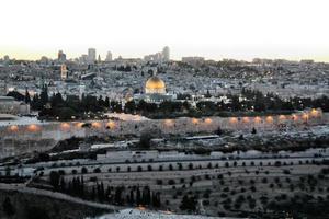 una puesta de sol sobre jerusalén desde el monte de los olivos foto