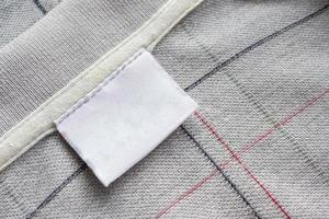 etiqueta de ropa para el cuidado de la ropa en la textura de la tela foto