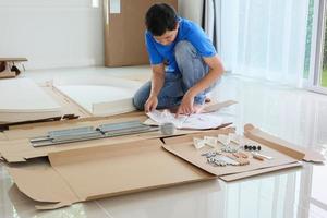 hombre montando muebles de mesa redonda blanca en casa foto