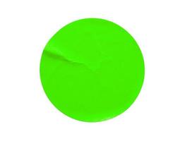 etiqueta adhesiva de papel redonda verde aislada sobre fondo blanco foto