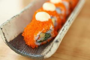 rollos de maki de california de sushi primer plano foto