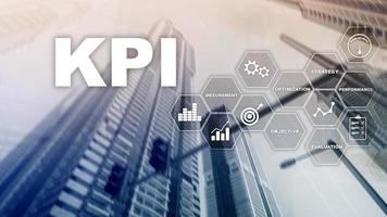 kpi: indicador clave de rendimiento. concepto de negocio y tecnología. exposición múltiple, técnica mixta. concepto financiero sobre fondo borroso. foto