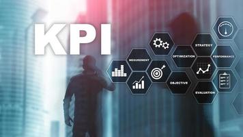 kpi: indicador clave de rendimiento. concepto de negocio y tecnología. exposición múltiple, técnica mixta. concepto financiero sobre fondo borroso. foto