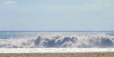 enormes olas de surfistas en la playa puerto escondido méxico. foto