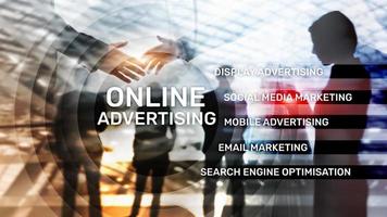 publicidad online, marketing digital. concepto de negocios y finanzas en pantalla virtual. foto